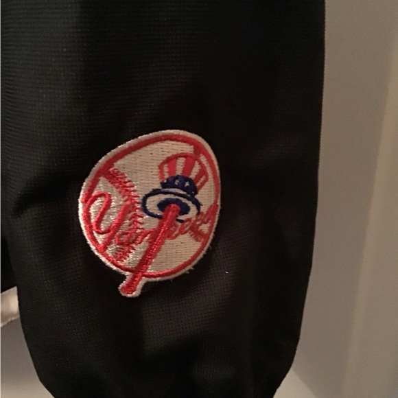 NWOT Authentic ew York Yankees Lightweight Jacket in M - Picture 2 of 4